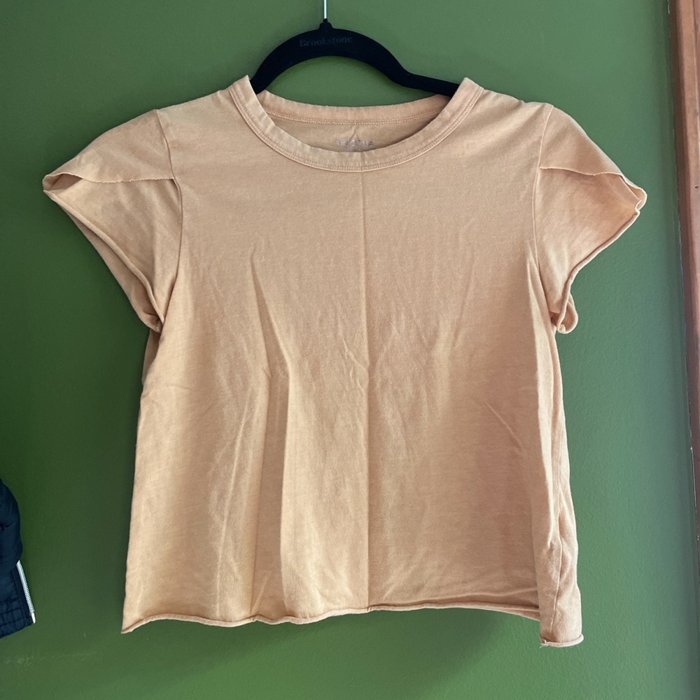Tan tee
